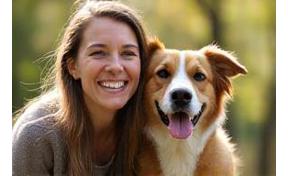 Client satisfait et son chien lors d’un entraînement